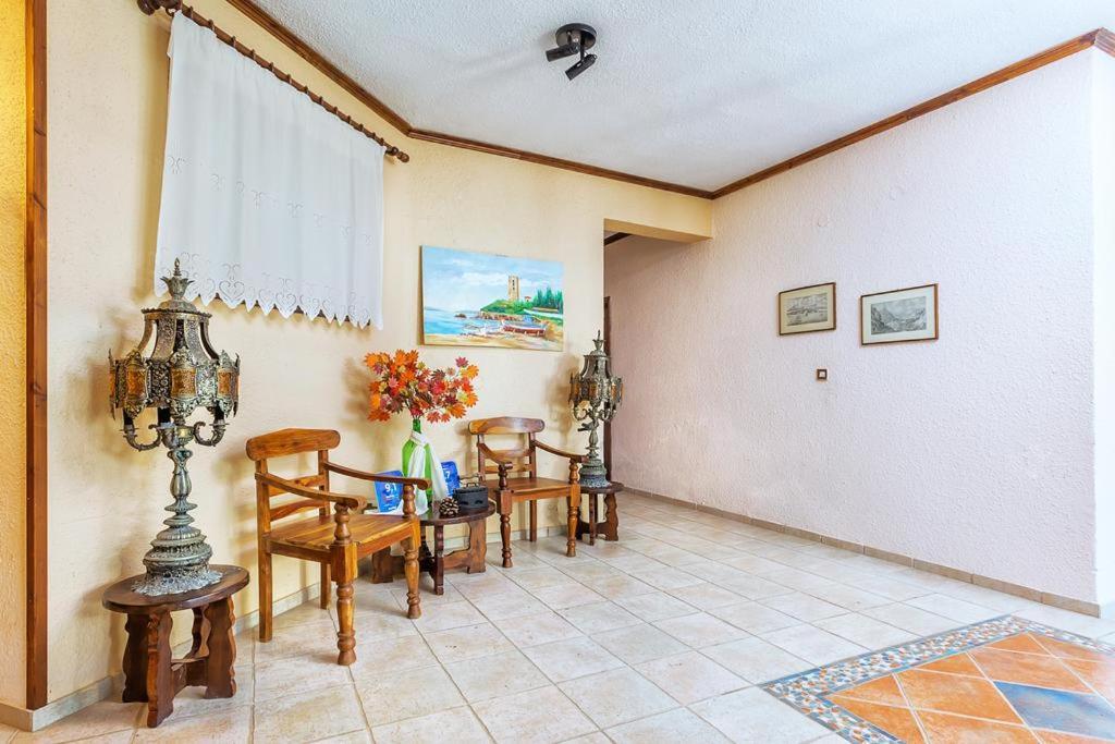 Karnagio Vasilas Agia Paraskevi  Bagian luar foto